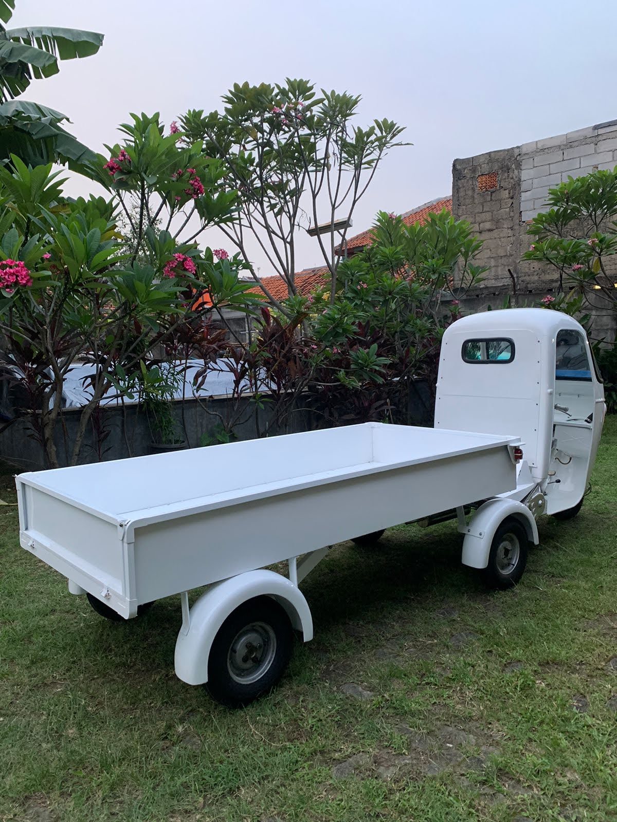 Side profile of Ape Bajaj Pentaro long‑bed deck
